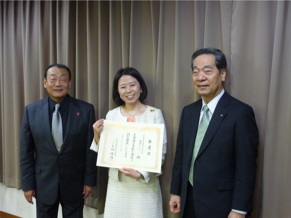 大阪府歯科医師連盟（会長＝太田謙司氏/写真左）から自見はなこ氏へ推薦状を交付